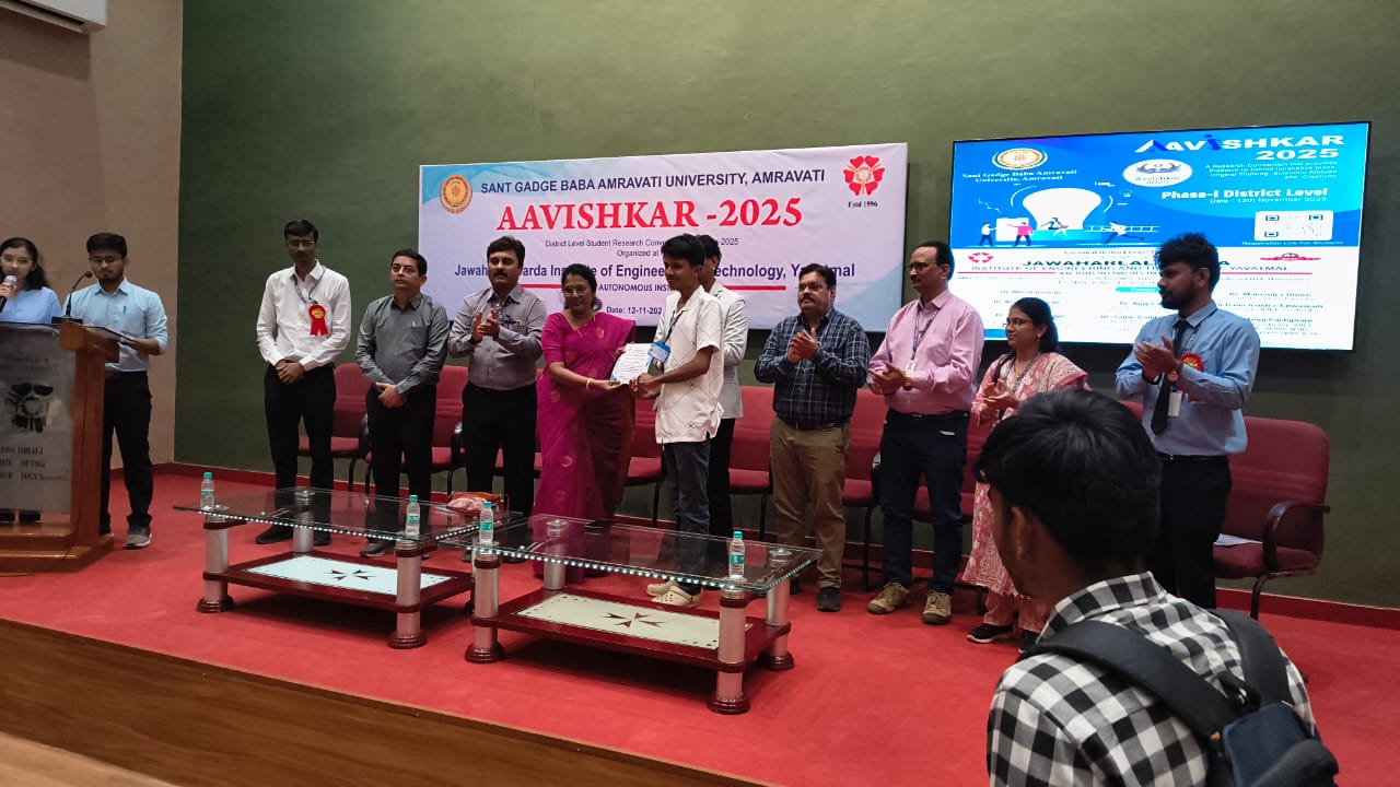 जिल्हास्तरीय अविष्कार स्पर्धेत देवांग देशपांडे प्रथम